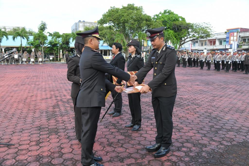 Penyerahan penghargaan pada personel Polres Bengkalis