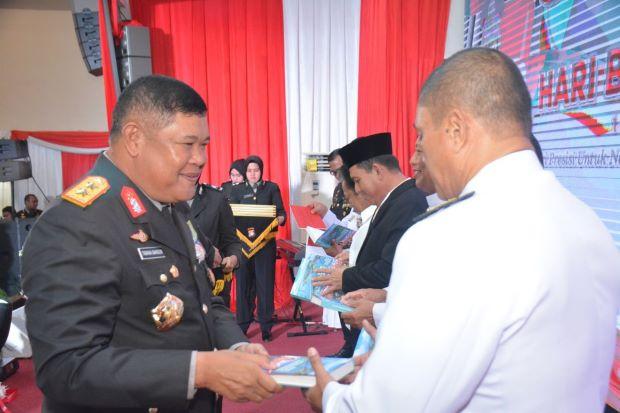 Kapolda Kepri saat luncurkan buku karyanya