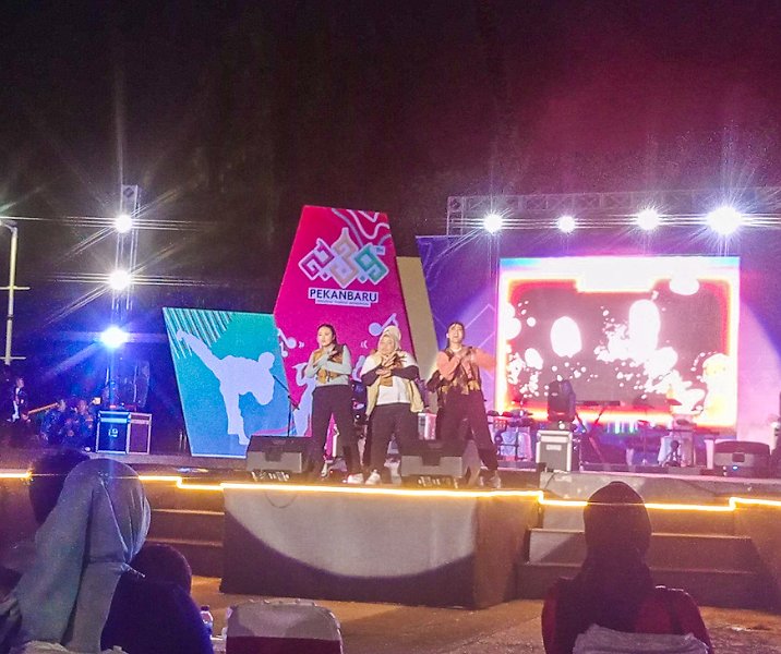 Salah satu tarian modern yang ditampilkan anak muda dalam Konser Pemuda di RTH Tunjuk Ajar, Sabtu (1/7/2023). Foto: Istimewa.