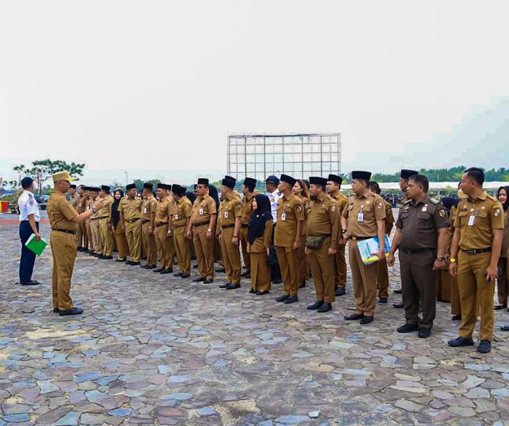 Sekdako Pekanbaru Indra Pomi Nasution saat mengecek kehadiran ASN di lapangan Kompleks Perkantoran Tenayan Raya, Senin (3/7/2023). Foto: Istimewa.