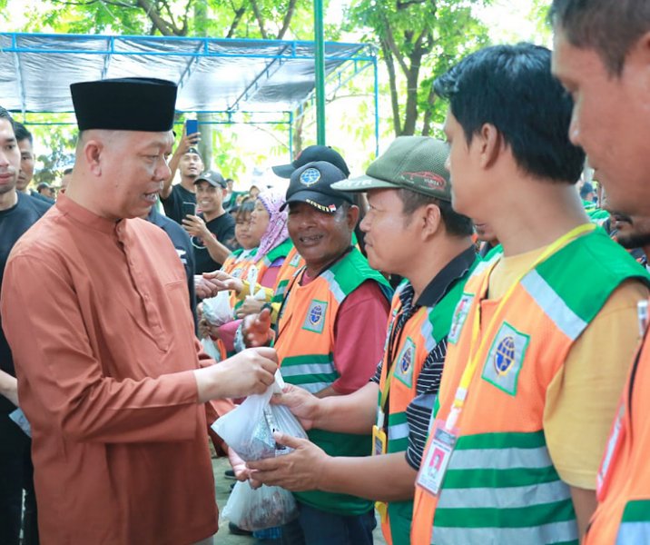 Sekdako Pekanbaru Indra Pomi Nasution membagikan daging kurban kepada para jukir di halaman MPP, Minggu (2/7/2023). Foto: Istimewa.