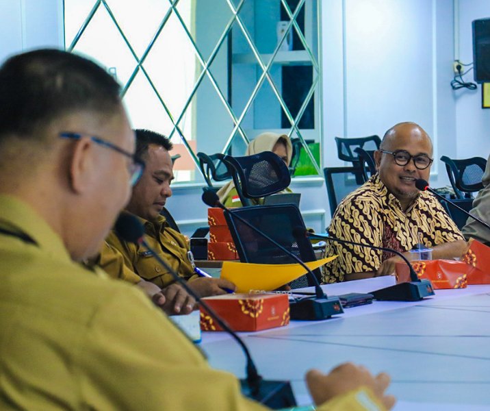 Heri Susanto (kanan) saat mengajukan pengunduran diri sebagai Direktur PT SPP di hadapan Sekdako Pekanbaru Indra Pomi Nasution saat rapat RUPS-LB, Selasa (4/7/2023). Foto: Istimewa.