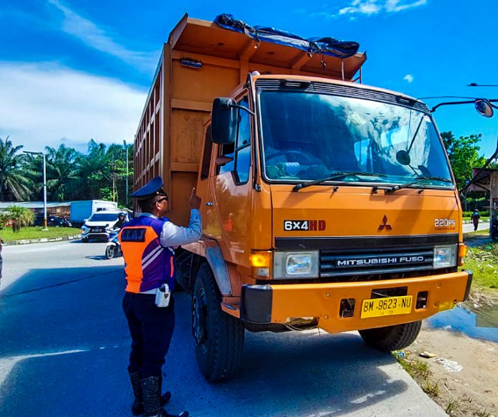 Petugas Dishub Pekanbaru menegur sopir truk bertonase besar agar tak masuk ke wilayah kota pada siang hari. Foto: Istimewa.