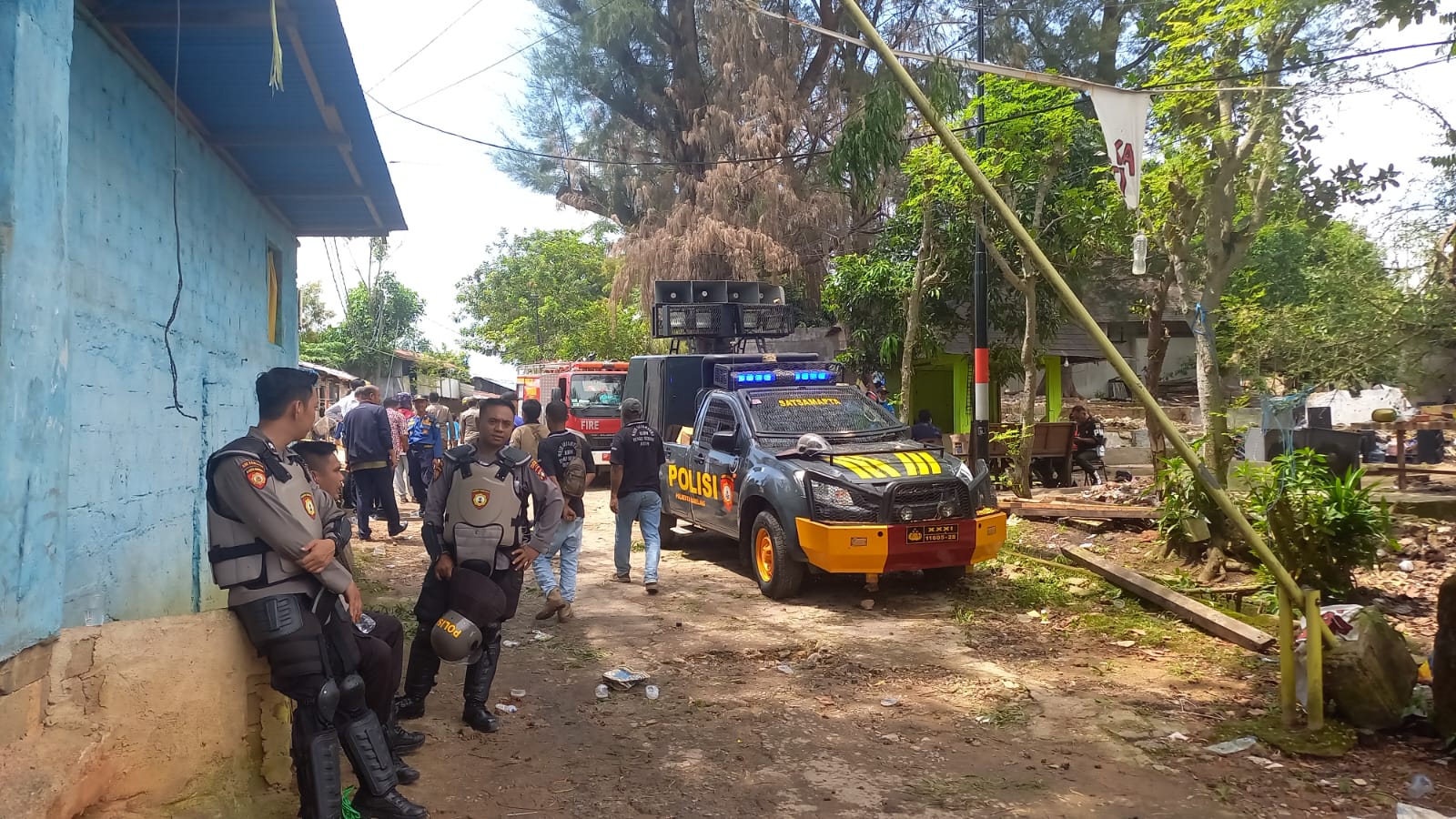 Aparat Kepolisian di lokasi penggusuran bangunan liar di Batam