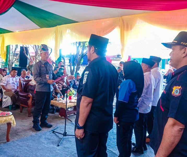 Sekdako Pekanbaru Indra Pomi Nasution saat melantik empat ketua organisasi dan pengurus di halaman Kantor Kelurahan Tangkerang Tengah, Kamis (6/7/2023). Foto: Surya/Riau1.
