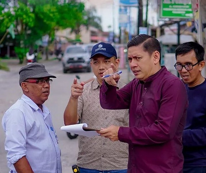 Plt Kepala Dinas PUPR Pekanbaru Edward Riansyah saat meninjau ruas jalan yang akan dioverlay, Minggu (9/7/2023). Foto: Istimewa.