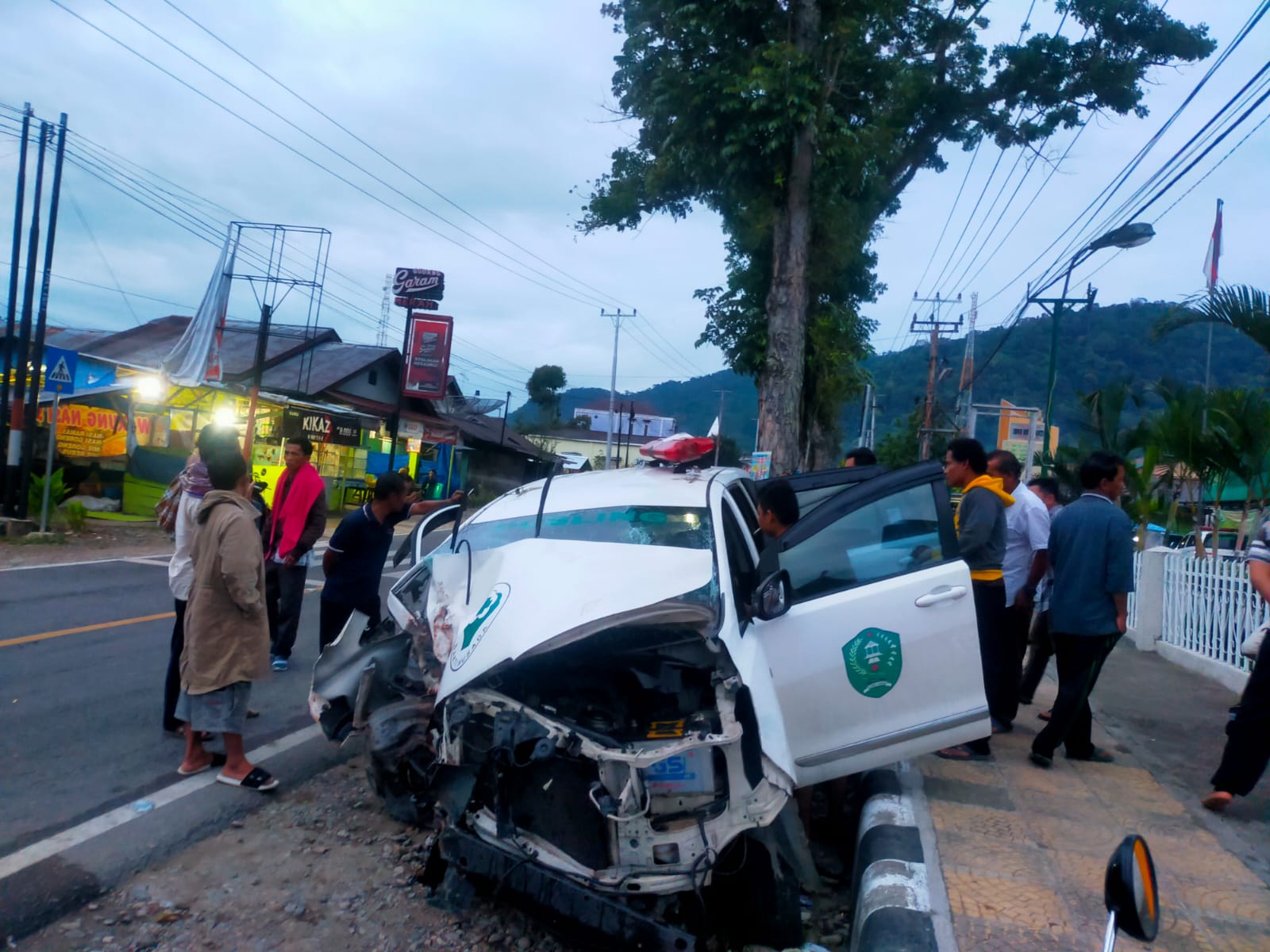 Ambulans milik Pemko Padang Sidempuan yang alami kecelakaan
