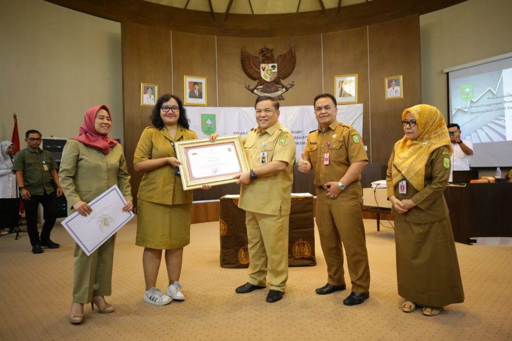 Sekdaprov Riau, SF Hariyanto terima penghargaan