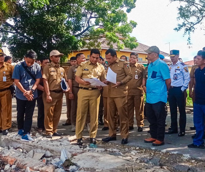 Pj Wali Kota Pekanbaru Muflihun mendengar penjelasan Kepala Disperindag Zulhelmi Arifin terkait rencana bangunan Pasar Palapa. Foto: Surya/Riau1.