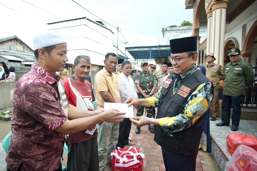 Korban longsor dapat paket bantuan