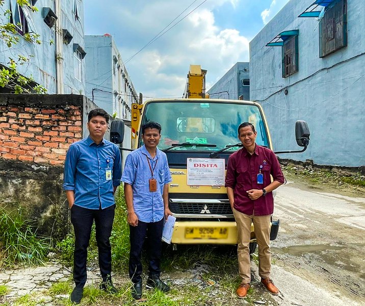 Petugas pajak dari salah satu KPP menyita satu unit truk karena pemiliknya menunggak pajak pada 13 Juli 2023. Foto: Istimewa.