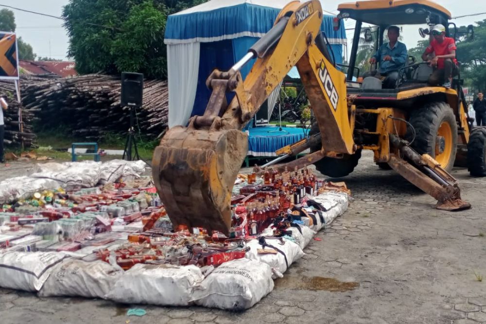 Pemusnahan barang ilegal oleh Bea Cukai Dumai