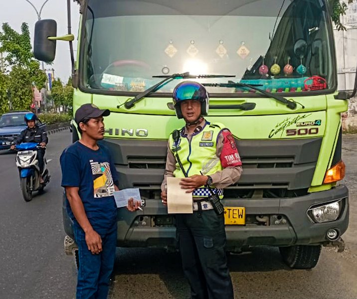 Petugas Satlantas Polresta Pekanbaru menilang sopir truk bertonase besar beberapa hari lalu. Foto: Istimewa.