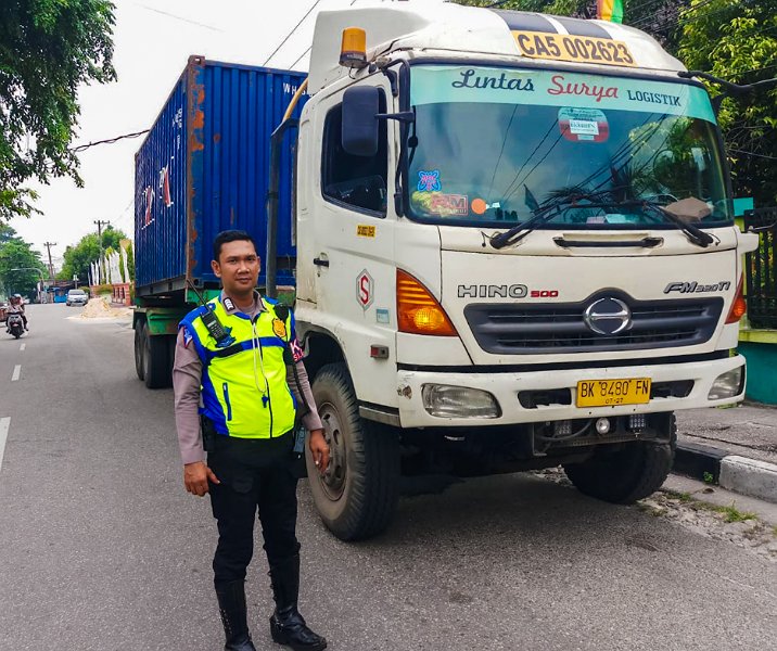 Truk kontainer dihentikan dan sopirnya ditilang Satlantas Polres Pekanbaru di Jalan Sutomo karena melanggar jam melintas di kota pada 20 Juli 2023. Foto: