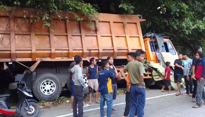 Truk yang digunakan mencuri kabel (Hariansinggalang)