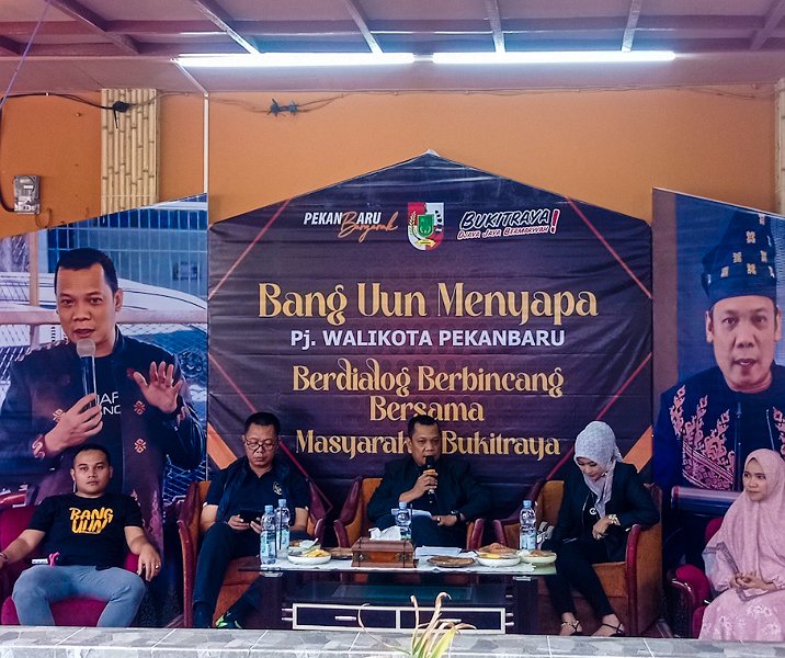 Pj Wali Kota Pekanbaru berdialog dengan tokoh masyarakat Bukit Raya di Kedai Ngopi Diladang, Minggu (23/7/203). Foto: Surya/Riau1.