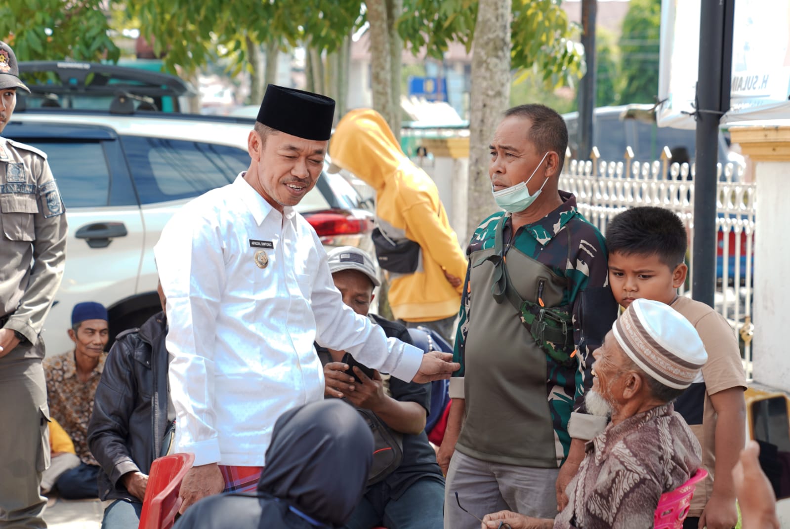 Bupati Rohil, Afrizal Sintong bersama peserta operasi katarak