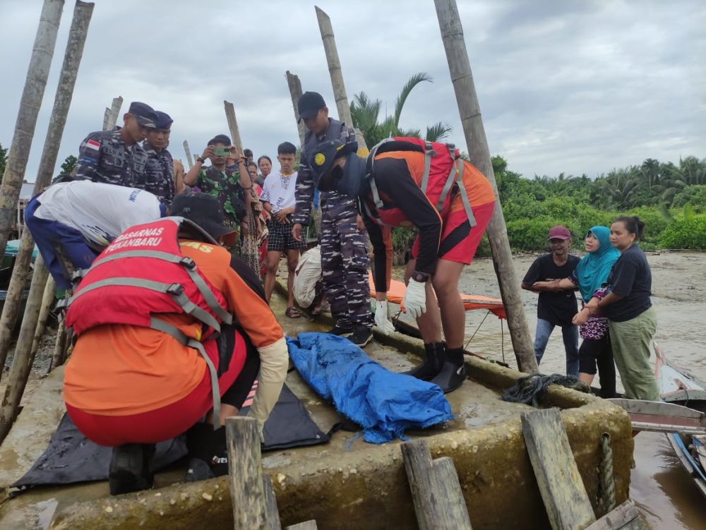 Evakuasi korban tenggelam di sungai Indragiri