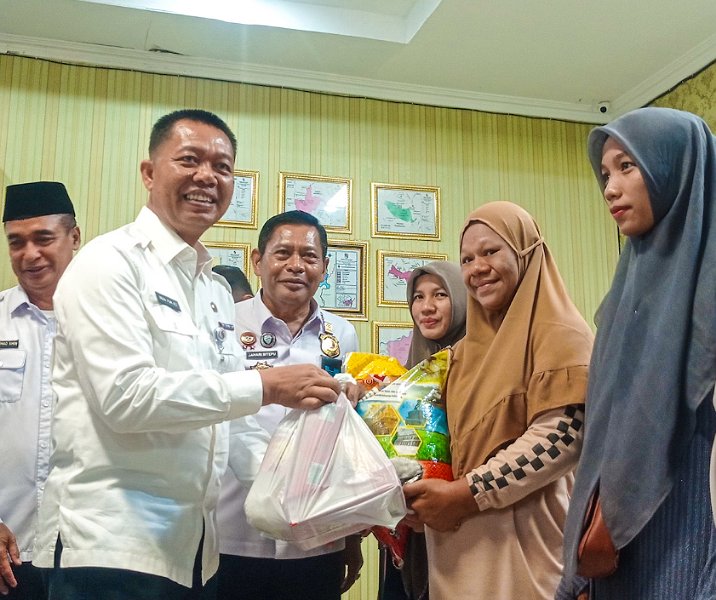 Sekdako Pekanbaru Indra Pomi Nasution (kiri) bersama Kepala Kanwil Kemenkumham Riau Jahari Sitepu saat menyalurkan bantuan asupan gizi kepada orang tua dengan anak berisiko stunting di Puskesmas Rejosari, Rabu (26/7/2023). Foto: Surya/Riau1.
