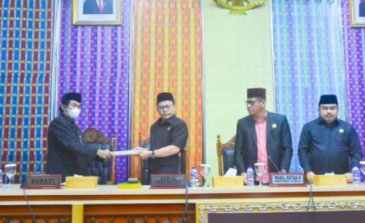 Ketua DPRD dan Wakil II serta III saat rapat paripurna laporan reses