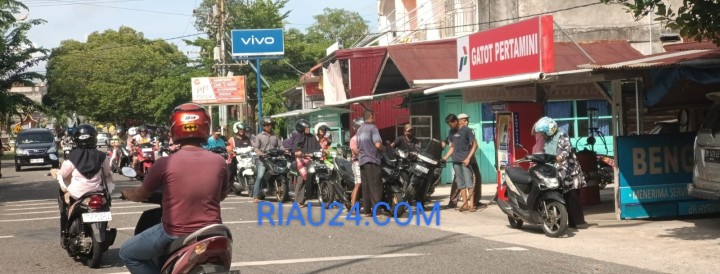 Warga yang masih mengantri di pertamini yang ada di jalan Gatot Subroto