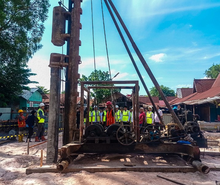 Pemasangan tiang pancang pertama proyek revitalisasi Pasar Palapa, Rabu (26/7/2023). Foto: Surya/Riau1.