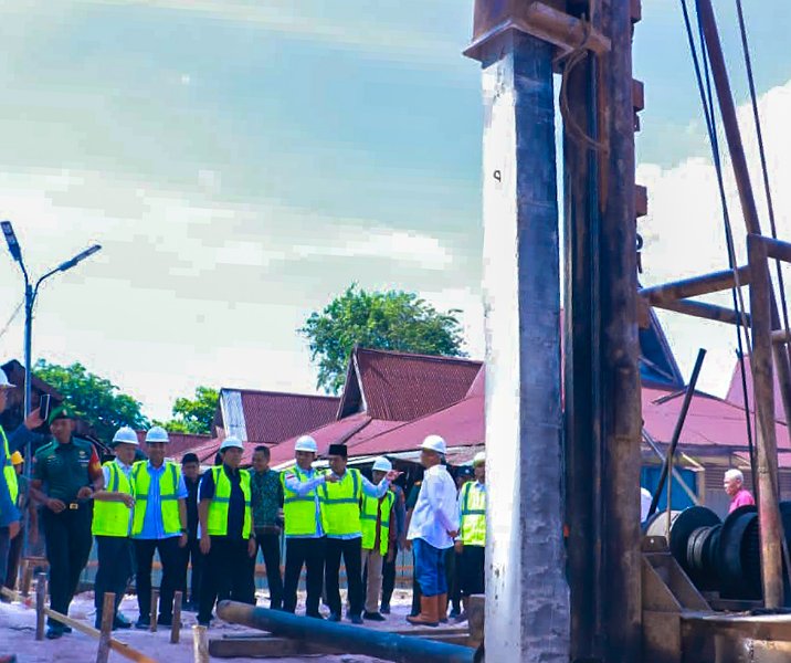 Pj Wali Kota Pekanbaru Muflihun bersama utusan Kemendag saat pemancangan tiang pertama revitalisasi Pasar Palapa, Rabu (26/7/2023). Foto: Istimewa.