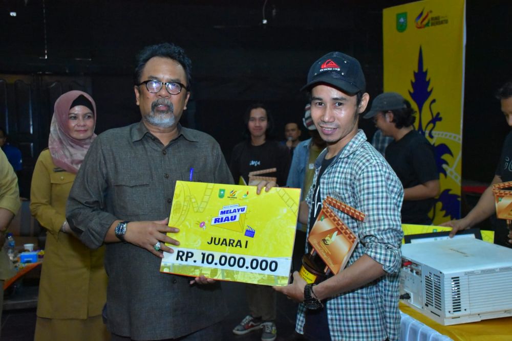 Penyerahan hadiah pada para pemenang lomba film pendek melayu 2023