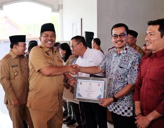 Bupati Siak, Alfedri serahkan penghargaan