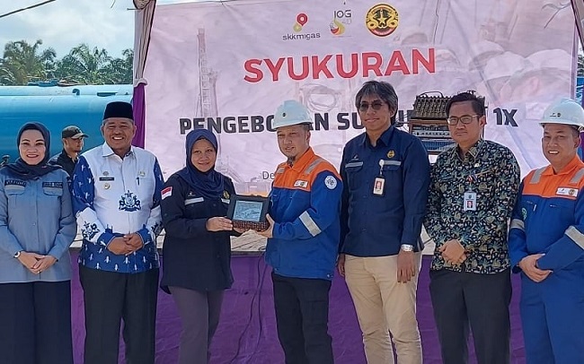 Direktur BSP, Iskandar (tengah) didampingi GM BSP Ridwan (kanan), bersama Kepalal SKK Migas Sumbagut Rikky Rahmat Firdaus (ketiga kanan) dalam sebuah kegiatan. Foto Ist