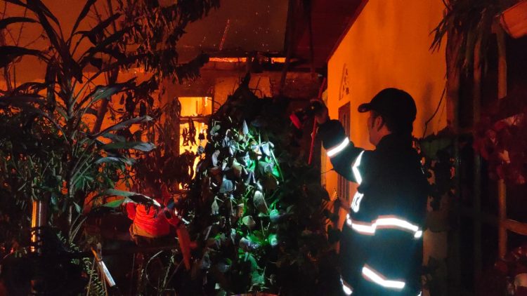 Rumah yang terbakar di Lubeg Padang (Katasumbar)