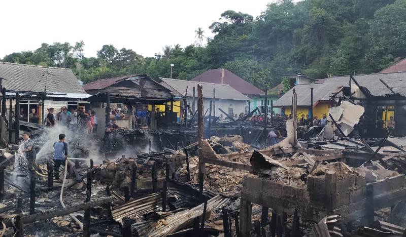 Puing-puing bekas kebakaran di Tambelan Kepri