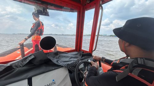 Proses pencarian ABK yang jatuh di Selat Air Hitam/Net