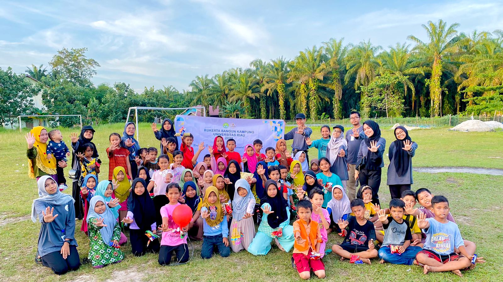 Mahasiswa Kukerta Universitas Riau bersama anak-anak Desa Rawang Kao