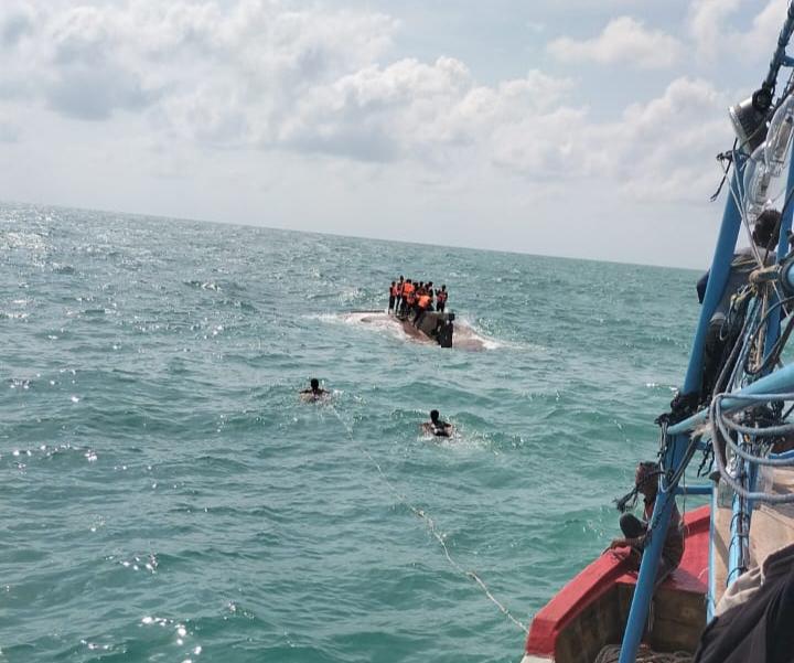 Evakuasi penumpang KMN Mekar Sari 2 yang tenggelam