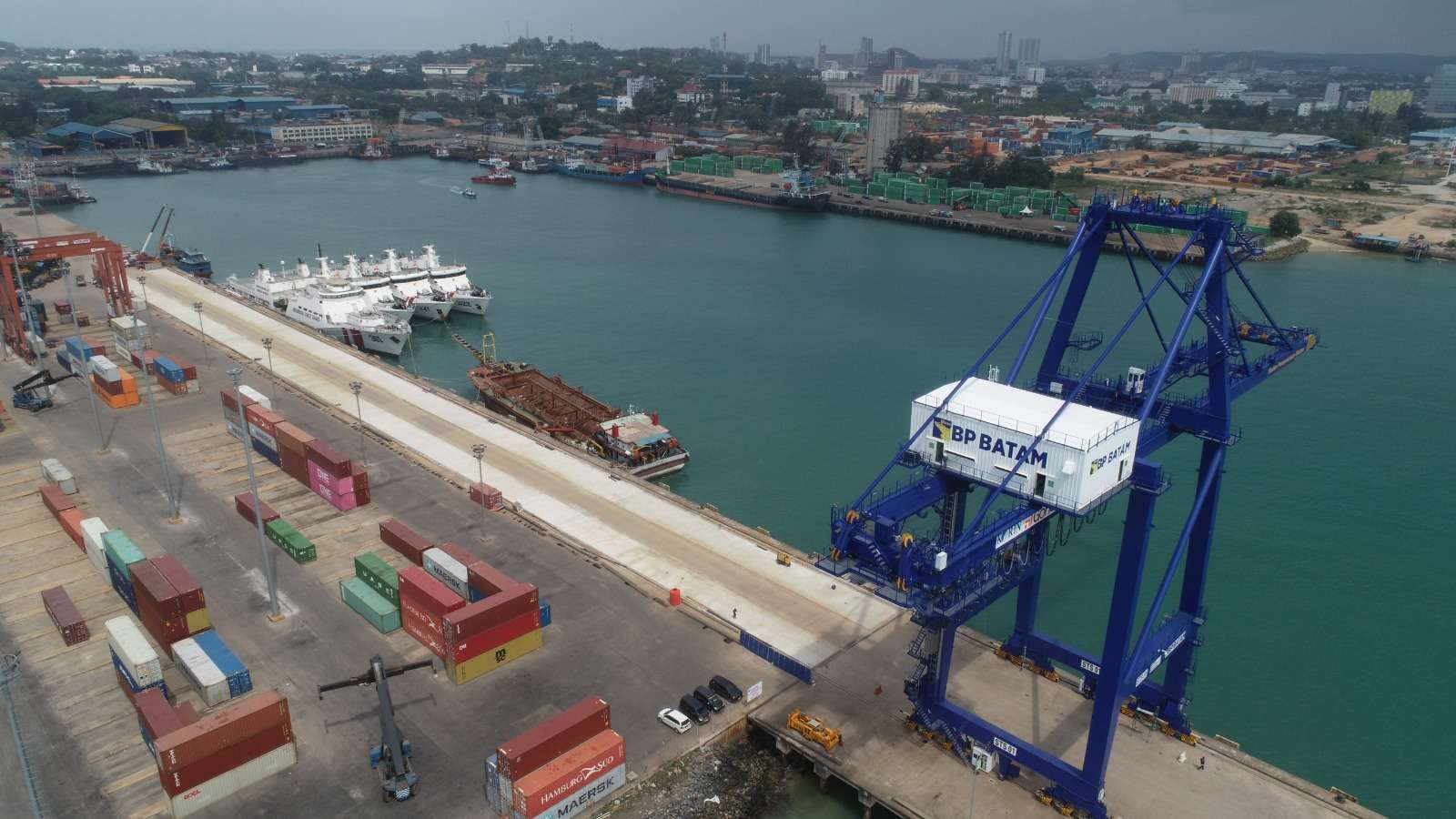 Bongkar muat peti kemas di Pelabuhan Batam