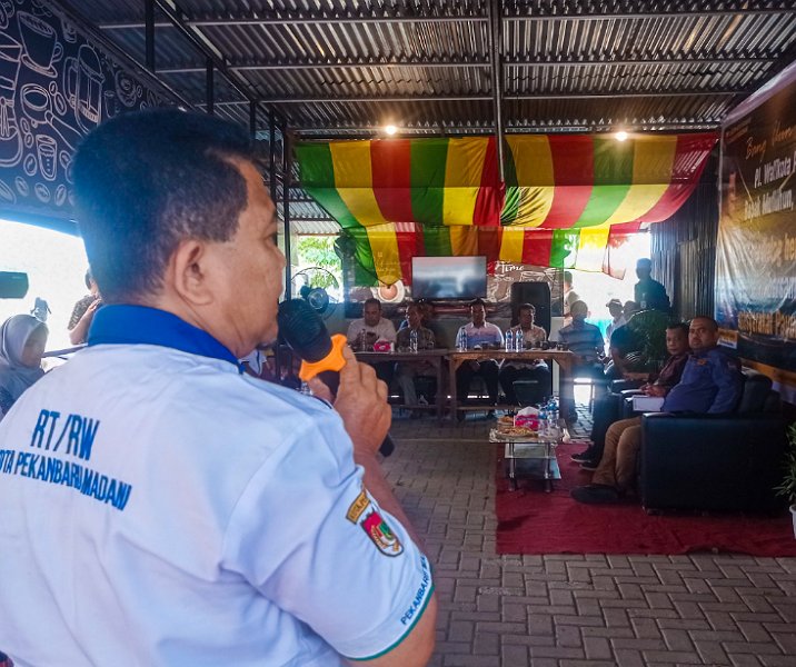 Salah seorang ketua RW menyampaikan permasalah di kelurahannya dalam kegiatan Bang Uun Menyapa di Kecamatan Payung Sekaki, Sabtu (5/8/2023). Foto: Surya/Riau1.