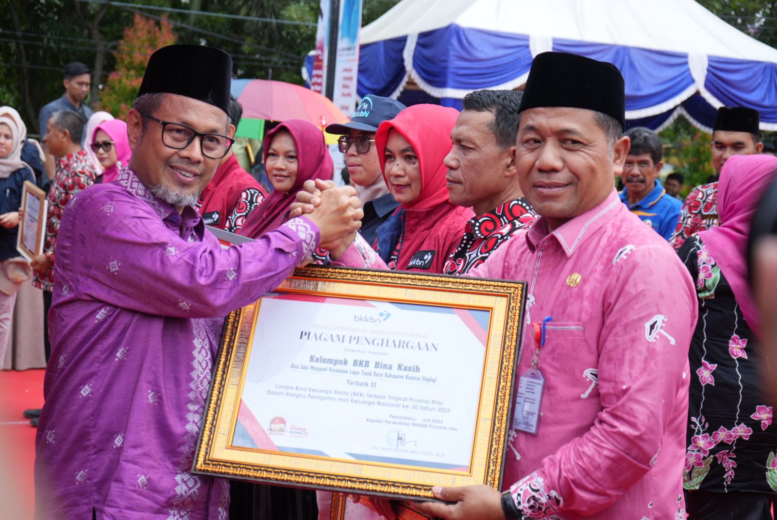 Penyerahan penghargaan di peringatan hari keluarga nasional tingkat Provinsi Riau