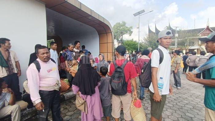 Warga Air Bangis di Masjid Raya Sumbar