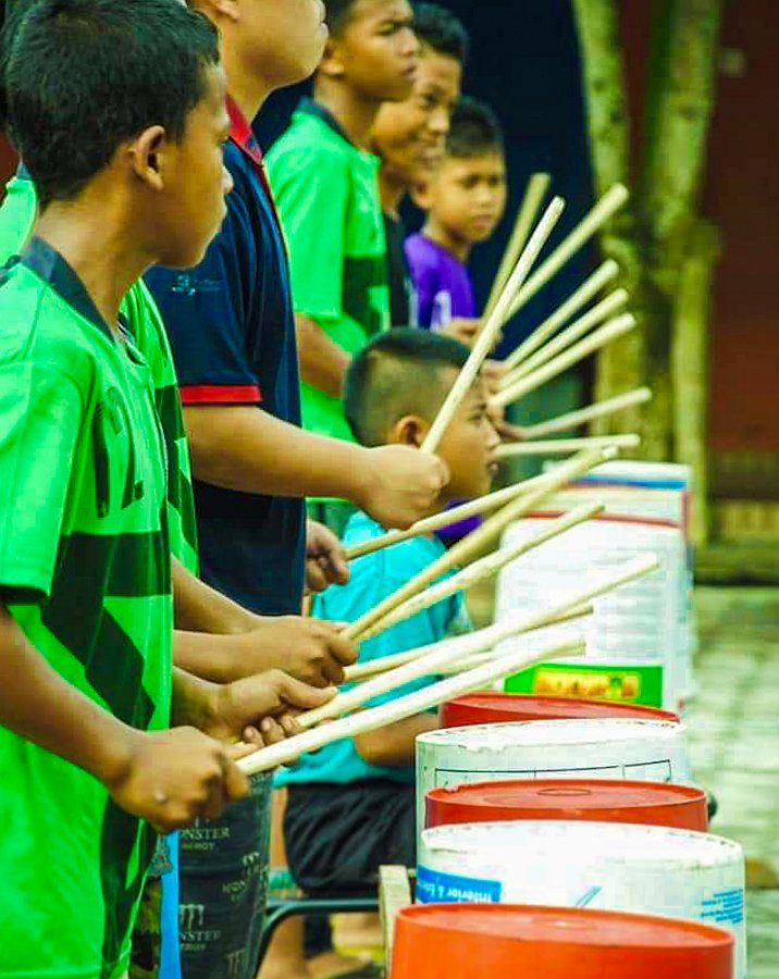 Anak-anak perkampungan Jawa di Tanjungsari Poyo, Pulau Kundur, Kabupaten Karimun, Provinsi Kepri saat latihan musik perkusi dari ember bekas. Foto: Istimewa.