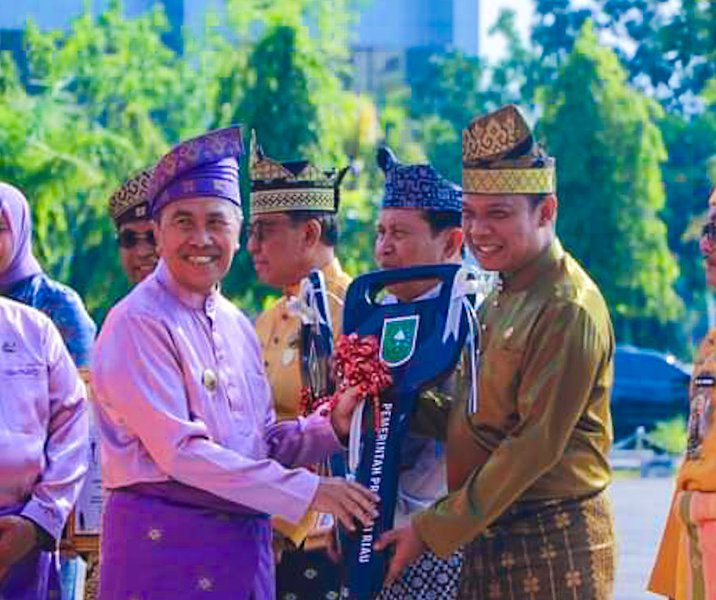 Pj Wali Kota Pekanbaru Muflihun saat menerima kunci mobil KTP keliling secara simbolis dari Gubernur Riau Syamsuar di sela-sela HUT ke-66 Riau, Rabu (9/8/2023). Foto: Istimewa.