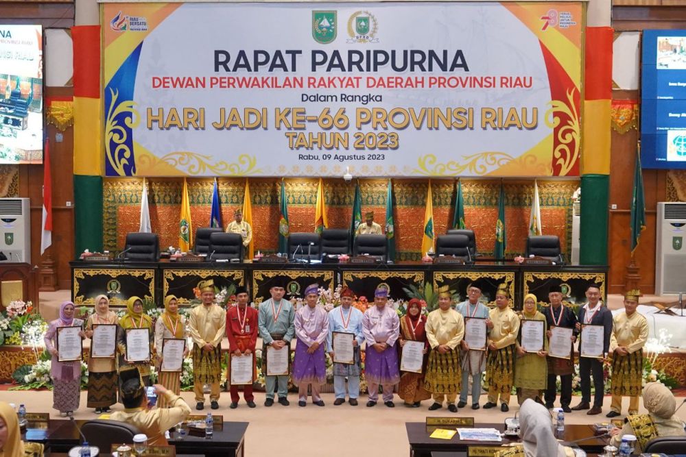 Penerima penghargaan tokoh pejuang daerah di HUT Riau ke-66
