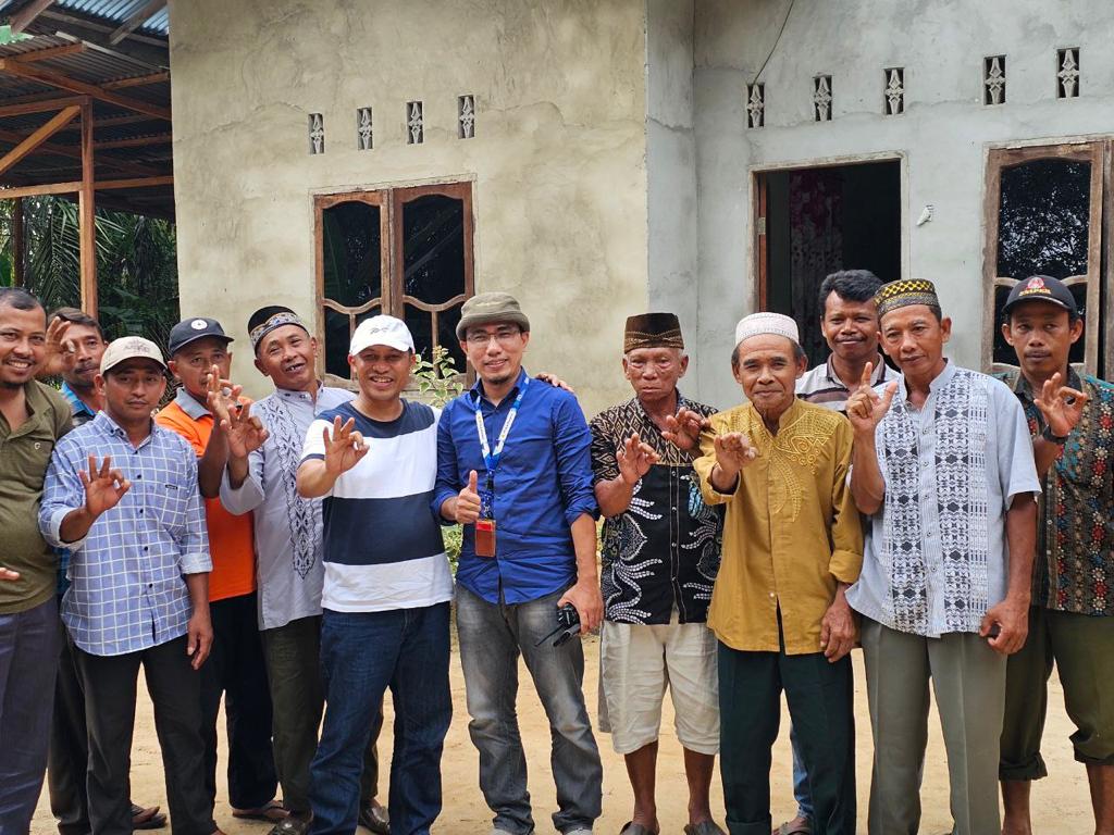 Kunjungan Wabup Bengkalis, Bagus Santoso dan pihak PLN di Dusun Bukit Lengkung