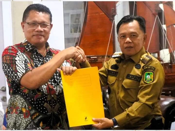 Ketua Komisi V DPRD Provinsi Riau Robin P Hutagalung bersama Plt Bupati Meranti Asmar