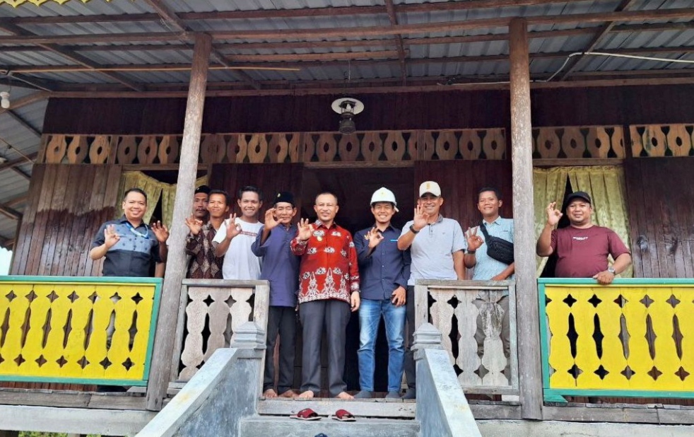 Wabup Bagus Santoso bersama pihak PLN dan warga Dusun Taman Sari