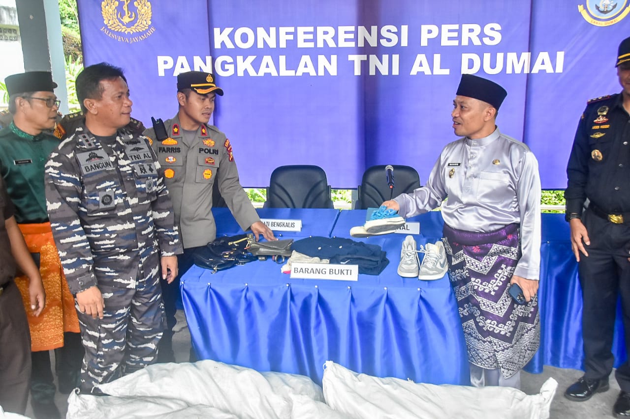 Konferensi Pers penyelundupan barang bekas