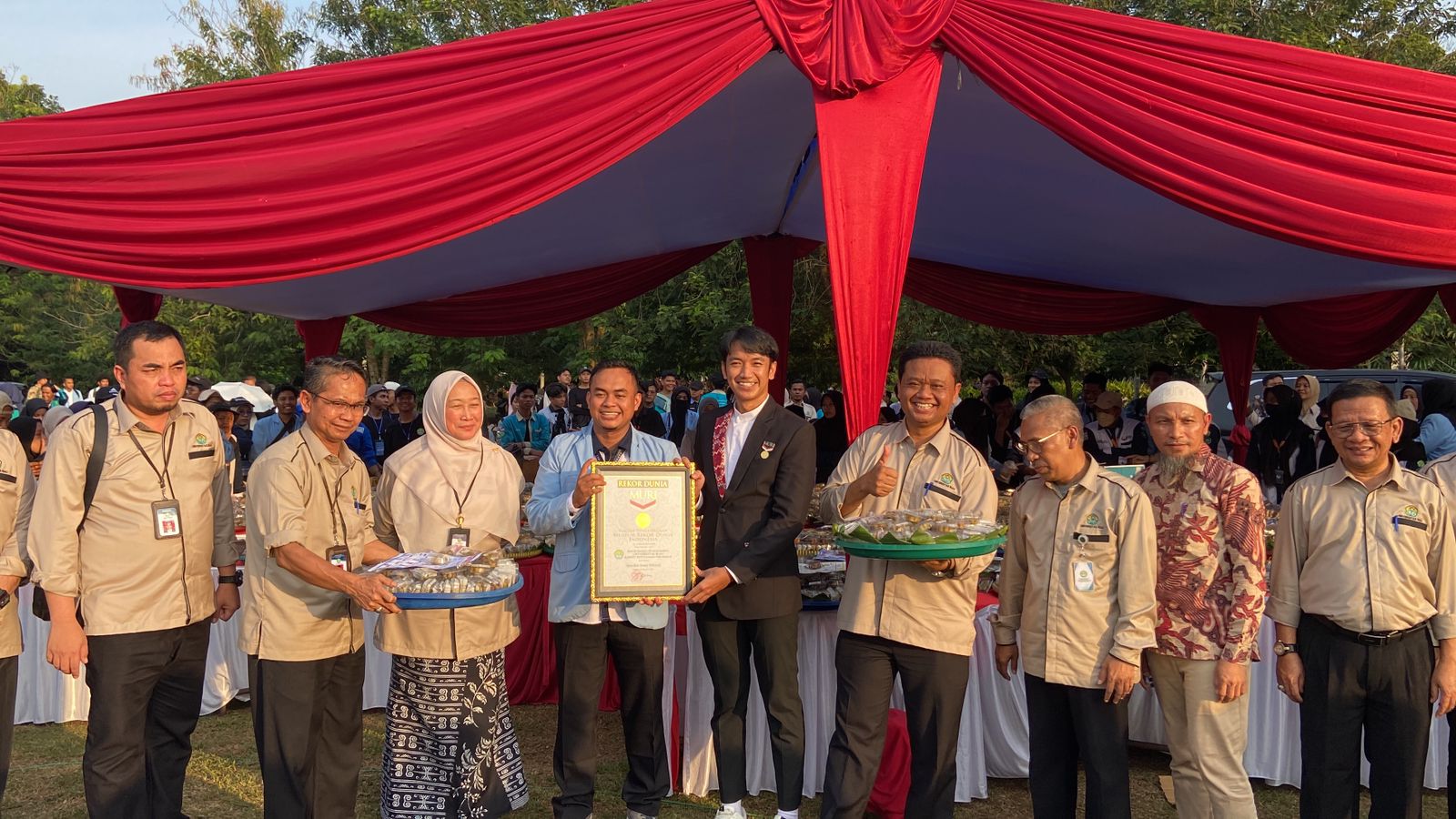 BEM UNRI Pecahkan Rekor MURI, Sajikan 13.000 Bolu Kemojo