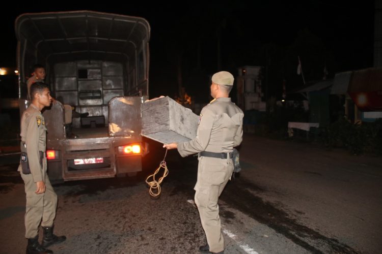 Satpol PP Padang sita peralatan musik warung