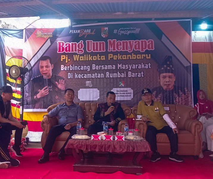 Pj Wali Kota Pekanbaru Muflihun saat menanggapi pertanyaan warga Rumbai Barat, Sabtu (12/8/2023). Foto: Surya/Riau1.