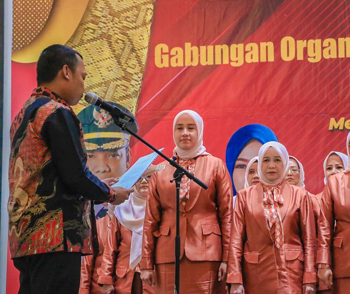Pj Wali Kota Pekanbaru Muflihun saat melantik pengurus GOW di Hotel Novotel pada 12 Agustus 2023. Foto: Istimewa.